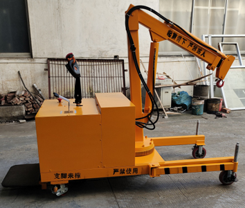 全自动蓄电池旋转吊车